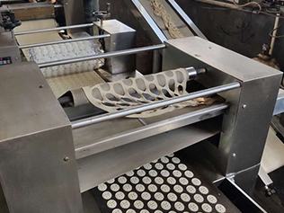 Vente réussie de la machine de préparation de biscuits entièrement automatique haut de gamme, aidant ainsi la chaîne de production de pâtisserie du client à évoluer vers l'intelligentisation.